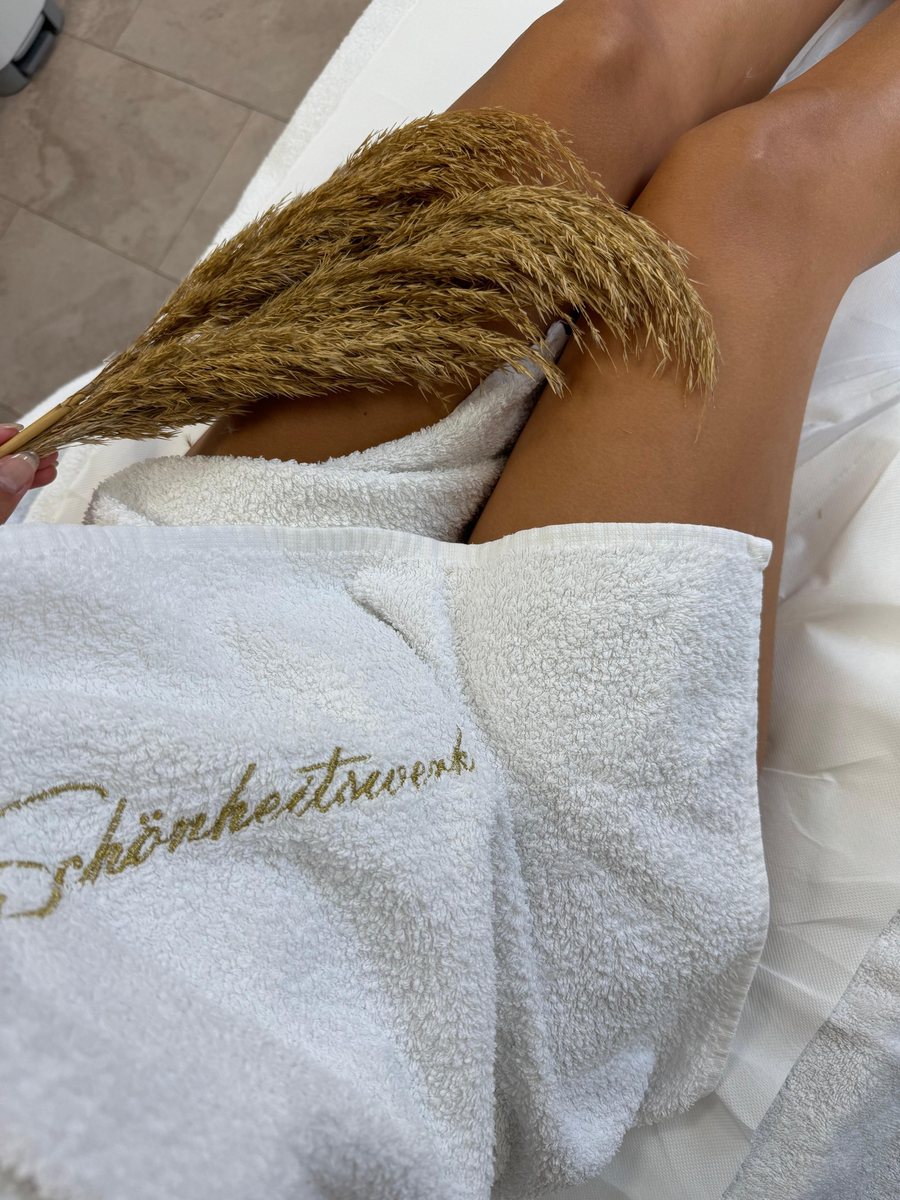 Behandlungsliege mit Handtuch des Schönheitswerk