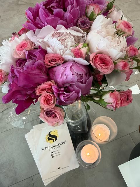 Blumen und Visitenkarten im Studio